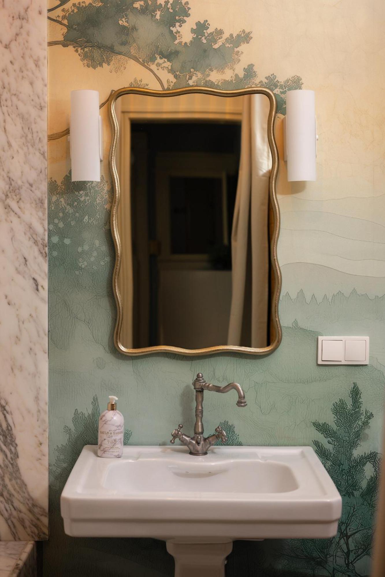 Airstay : Deluxe Old Town Apartment *