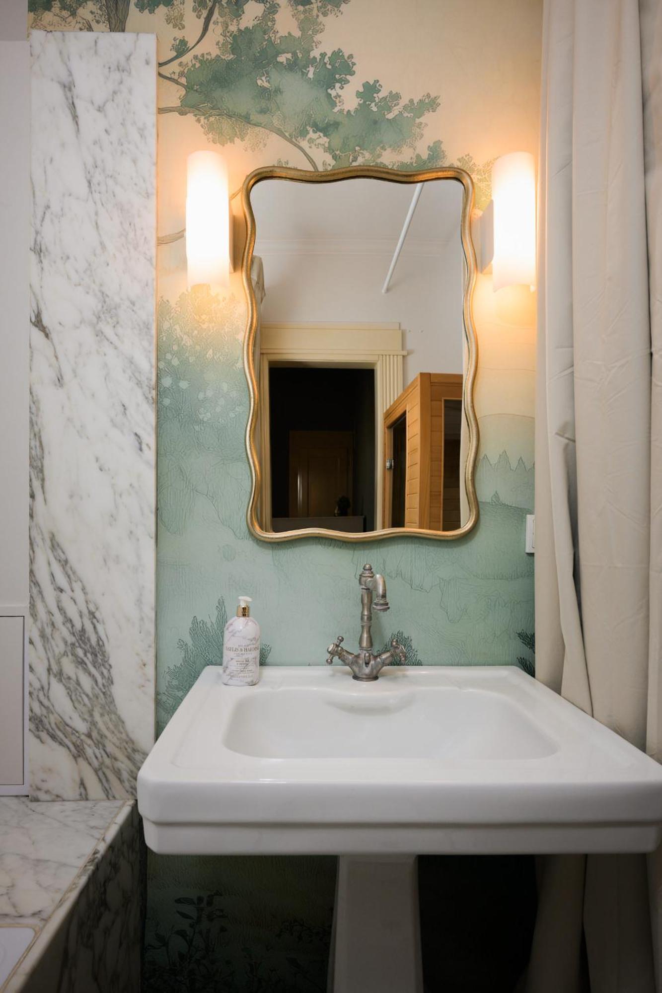 Airstay : Deluxe Old Town Apartment